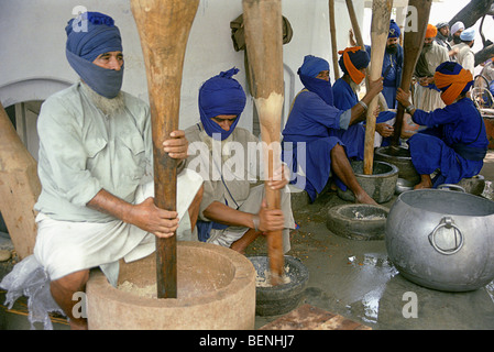 Nihangs in Holla Mohalla Festival im Punjab Anandpur Sahib Indien Stockfoto