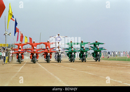 Stuntmen, die Farben der indischen Flagge auf Motorräder bei ländlichen Olympiade Kila Raipur Punjab, Indien Stockfoto