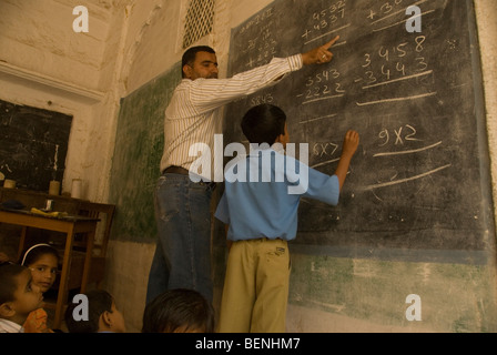 Schullehrer Unterricht in einer Schule Jaisalmer, Rajasthan Indien Stockfoto