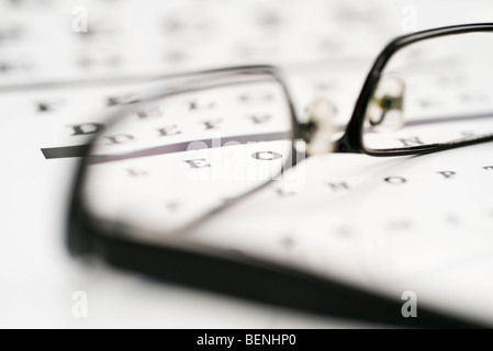 Brille auf der Sehtafel Stockfoto