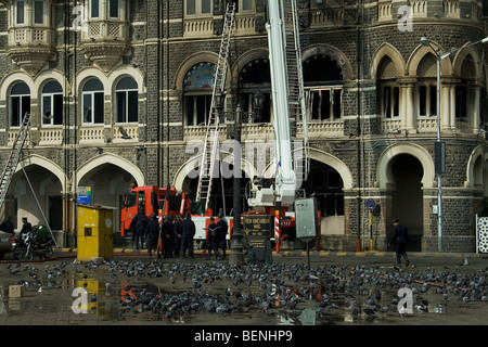 Rettungseinsätze im Taj Hotel nach dem Terroranschlag in Mumbai, Maharashtra, Indien Stockfoto