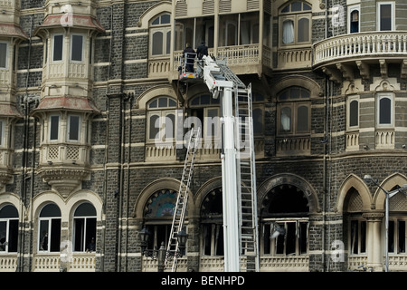 Rettungseinsätze im Taj Hotel nach dem Terroranschlag in Mumbai, Maharashtra, Indien Stockfoto