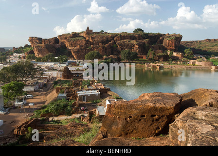 Vogelperspektive von Badami befindet sich in einer Schlucht am Fuße des eine robuste rote Sandstein Felsvorsprung, der Agastya See Badami umgibt Stockfoto