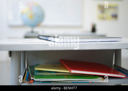 Schulbank mit Stapel Bücher, Hefte Stockfoto