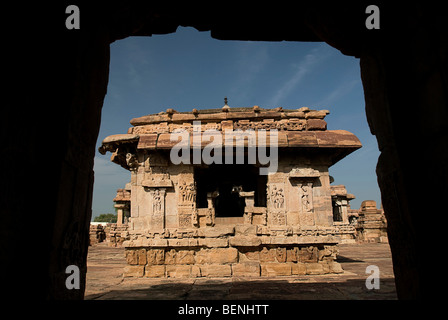 Nandi-Mandapa ist ein quadratischer Pavillon auf allen vier Seiten geöffnet und beherbergt eine große Statue von Nandi auf Doppelboden Stockfoto