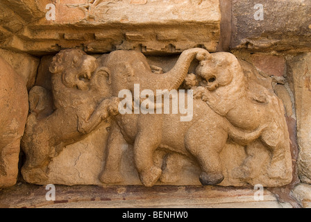 Skulptur eines Elefanten mit Löwen im Papanatha-Tempel gebaut rund 740 A.D. Pattadakal Karnataka Indien Stockfoto