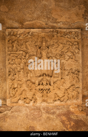 Eine Skulptur von Surya, der Sonnengott, fährt seinen Wagen über den Himmel in diesem Bereich von der Decke der Stockfoto