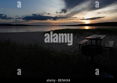 Dunkler und stürmischer Himmel mit orangefarbenem Sonnenuntergang über dem Lake Superior in Michigan MI Bilder Bilder Fotos große hohe Auflösung horizontal in den USA US Hi-res Stockfoto