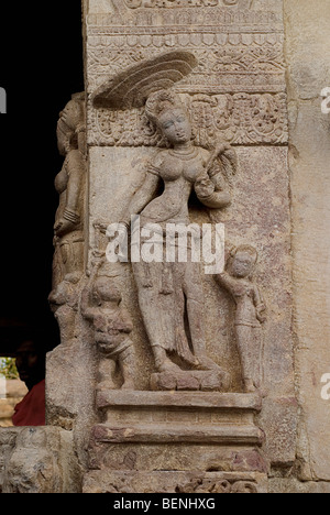 Skulptur von einem eine Frau an der Nandi Mandap Wand vor der Virupaksha Tempel in Pattadakal Karnataka Indien Stockfoto