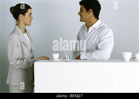 Männlichen und weiblichen Kollegen gemeinsame Kaffeepause Stockfoto