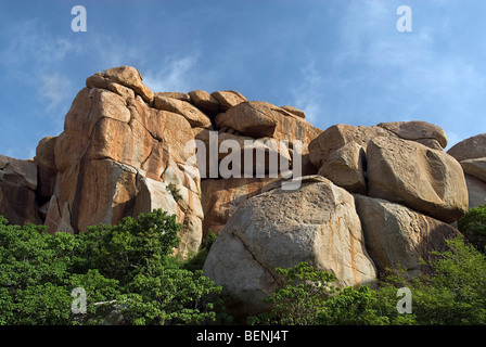 Die Ruinen von Hampi des 14.-16. Jahrhunderts liegen verstreut inmitten von riesigen Felsbrocken und Vegetation innerhalb der ehemaligen Vijayanagara Stockfoto