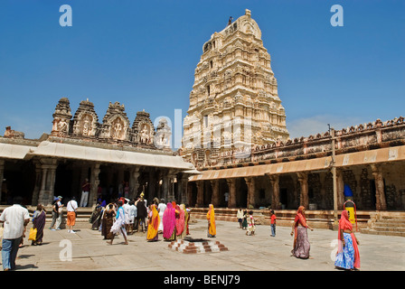 Der Virupaksha-Tempel, auch genannt Pampapathi Tempel befindet sich am Fuße des Hemakuta Hill und umgebaut im Jahre 1510 für die Stockfoto