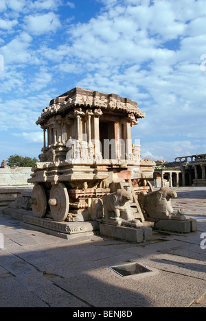 Der Stein-Wagen im Vitthala-Tempel gebaut im 15. Jahrhundert n. Chr. während der Regierungszeit von König Krishna Deva Raya Hampi Kartanaka Stockfoto