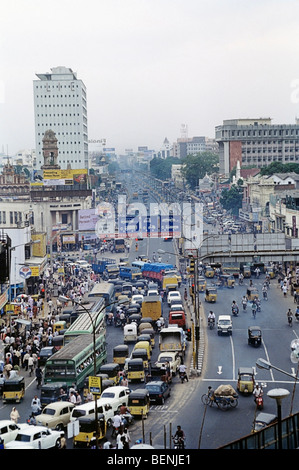 Anna Salai früher bekannt als Mount Road ist die wichtigste Verkehrsader in Chennai Tamil Nadu, Indien Stockfoto