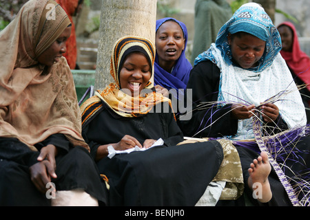 Frauen sitzen auf der Straße in Stonetown auf die Insel Sansibar in Tansania Stockfoto