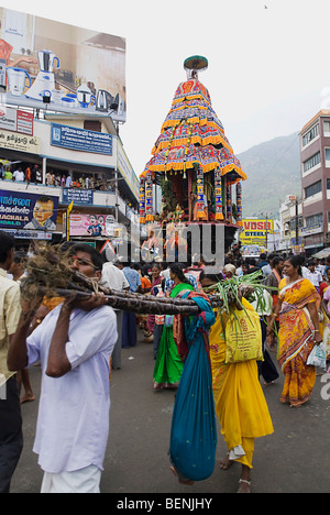 Tempel Wagen Prozession während des Karthigai Deepam Festivals gefeiert Tamil Monat des Karthigai (November - Dezember) Stockfoto