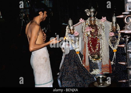 Priester, die Durchführung einer Puja an Belur Tempel Karnataka Indien Stockfoto
