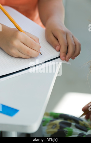 Schüler schreiben auf Zeichenpapier mit Maßeinteilung, beschnitten Stockfoto