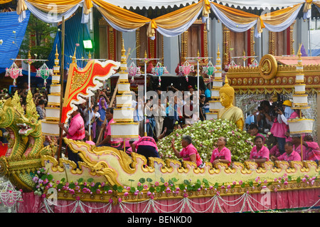 Massen werfen Lotusblumen auf eine Buddha-Statue auf dem Rap Bua Lotus werfen Festival in Thailand feiert das Ende der buddhistischen Stockfoto