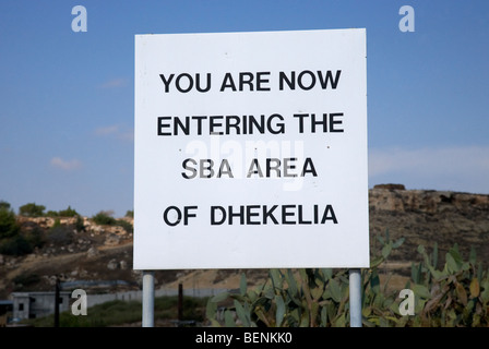 Zeichen markieren Eingang des SBA Sovereign Base Area von Dhekelia in den britischen kontrollierten Teil der Republik Zypern Stockfoto