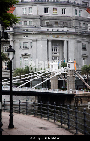 Cavenagh Brücke über den Singapore River vor der Fullerton Hotel, Singapur Stockfoto