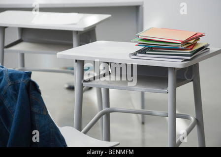 Bücher gestapelt auf Schulbank Stockfoto