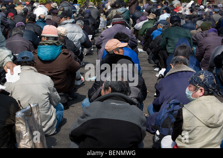 Rund 700 Obdachlose Männer besuchen eine Suppenküche, ausgeführt von einem koreanischen christlichen Kirche, im Ueno Park, Tokyo, Japan Stockfoto