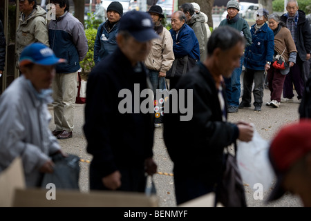 Rund 700 Obdachlose Männer besuchen eine Suppenküche, ausgeführt von einem koreanischen christlichen Kirche, im Ueno Park, Tokyo, Japan Stockfoto