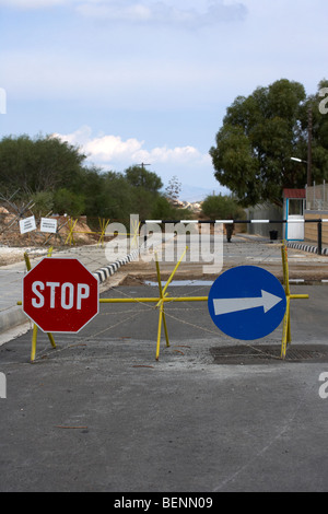 Straßensperre an griechischen zypriotischen Grenzkontrollstelle bei Famagusta auf der UN-Pufferzone im grünen Trennlinie zwischen Nord und Süd Zypern Stockfoto