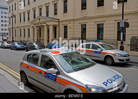 Polizeiautos außerhalb Polizei Bahnhof Charing Cross, London, England Stockfoto