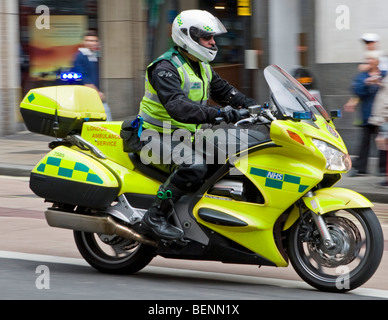 London Ambulance Service Sanitäter auf Motorrad, Haymarket, London, England Stockfoto