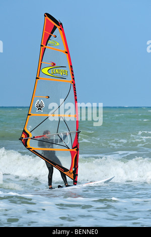 Windsurfer im Neoprenanzug Windsurfen an der Nordsee Stockfoto