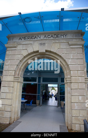 alte historische Bogen und neue negative Energie Gebäude amerikanische Akademie Privatschule Larnaca Republik Zypern Europa Stockfoto