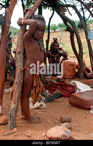 Kind und Himba Frauen in traditionellen Dorf, Kaokoland / Kaokoveld, Kunene Region, Namibia, Südafrika Stockfoto