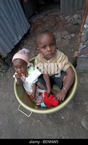 Kenia-Kinder in einem Eimer, Mukuru Ruben, einem Slum von Nairobi. Foto: Sean Sprague 2007 Stockfoto
