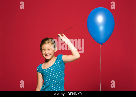 Mädchen Ballon pop wird vorbereitet Stockfoto