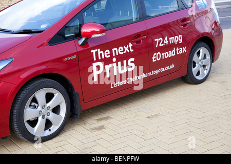 Neuen Prius T3 Hybrid rote Motorwagen mit Zeichen schreiben Economu niedrigen Kraftstoffverbrauch Cheltenham UK Stockfoto