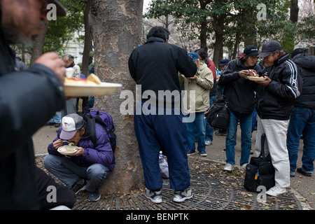 Rund 700 Obdachlose Männer besuchen eine Suppenküche, ausgeführt von einem koreanischen christlichen Kirche, im Ueno Park, Tokyo, Japan Stockfoto