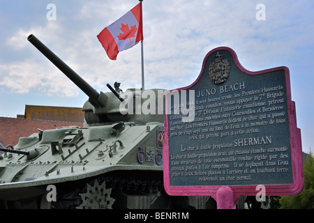 Zweiten Weltkrieg zwei Sherman-Panzer als WW2-Denkmal in der Nähe von Juno Beach in Courseulles-Sur-Mer, Normandie, Frankreich Stockfoto