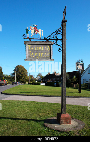 Das Dorf Schild am Horsted Keynes Stockfoto