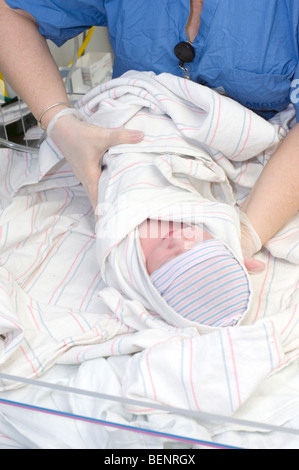 Neugeborenen jungen hispanischen ist sofort nach Lieferung per Ceserean (Kaiserschnitt) gewickelt. Baby ist Modell veröffentlicht. Stockfoto