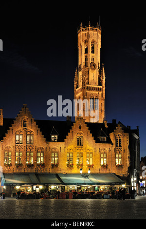 Die alte Burg in der Stadt Brügge / Brugge mit Restaurant und der Glockenturm in der Nacht, West-Flandern, Belgien Stockfoto