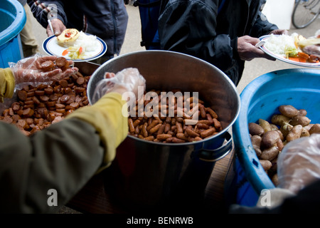 Rund 700 Obdachlose Männer besuchen eine Suppenküche, ausgeführt von einem koreanischen christlichen Kirche, im Ueno Park, Tokyo, Japan Stockfoto