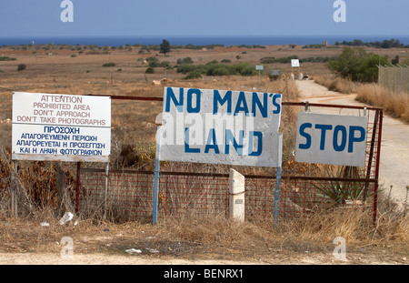 Nein mans Land und Sperrgebiet von der UN-Pufferzone im grünen Trennlinie zwischen Nord und Süd Zypern in Famagusta Stockfoto