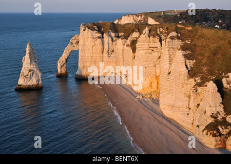 L'Aiguille und die Porte d'Aval bei Sonnenuntergang, ein natürlicher Bogen in den Kreidefelsen bei Etretat, Normandie, Frankreich Stockfoto