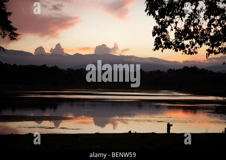 GUATEMALA-Sonnenuntergang über dem See am Lemoa, El Quiche, mit einem Mann Angeln. Foto: SEAN SPRAGUE Stockfoto