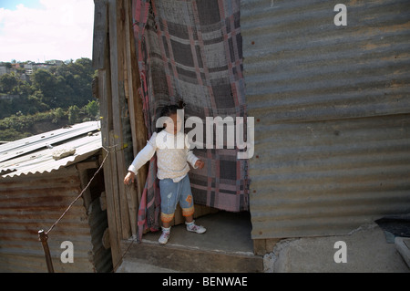 GUATEMALA El Paraiso II in Zona 18 von Guatemala-Stadt, einer der gefährlichsten Slum-Gegenden der Hauptstadt. Kind und Blechhütte. Stockfoto