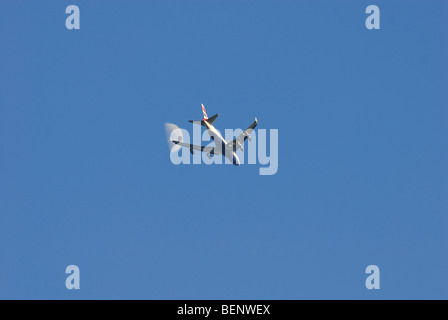 Flugzeuge im Himmel mit Mond im Hintergrund Stockfoto