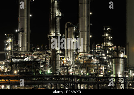 Raffinerie Schornsteine der petrochemischen Industrie, die nachts beleuchtet Stockfoto