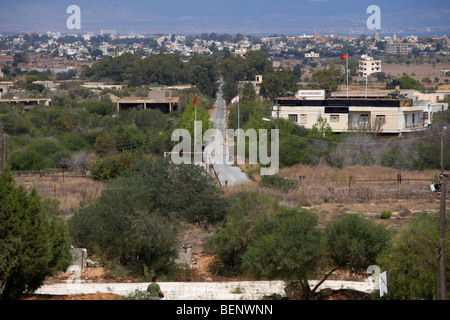 griechische und türkische zypriotische Militärgrenze Beiträge beiderseits der UN-Pufferzone in die grüne Linie zwischen der Nord-Süd-Zypern Stockfoto